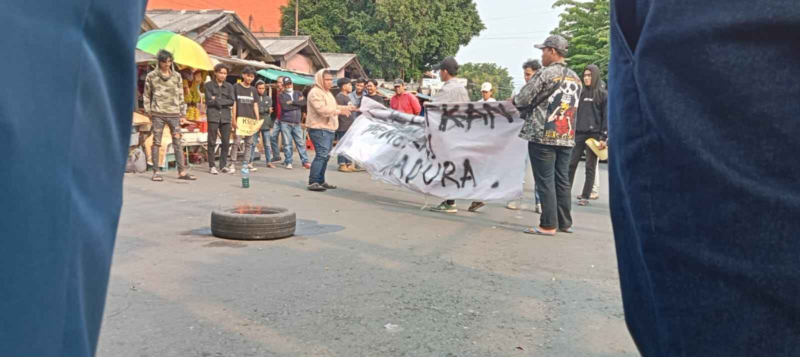 “Salah Kamar” Sebut Dirinya BEM Surabaya, Pendemo Desak KSOP Perak Segel Kontainer Diduga Isi Black Stone