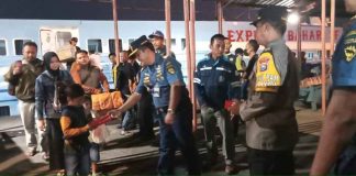 KSOP Gresik Bersama Instansi Terkait Sapa Penumpang dan Kru Kapal Dengan Berbagi Takjil KSOP Gresik Bersama Instansi Terkait Sapa Penumpang dan Kru Kapal Dengan Berbagi takjil