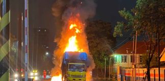 ‘Blai Slamet’ Truk Muatan KM Dharma Kartika 2 Terbakar di Gate Saat Embarkasi ‘Blai Slamet’ Truk Muatan KM Dharma Kartika 2 Terbakar di Gate Saat Embarkasi