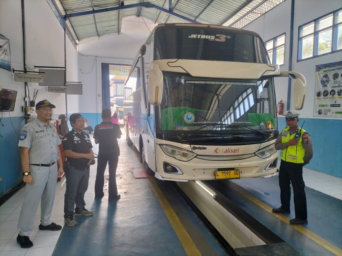 Jasa Raharja Bersama Kepolisian dan Dinas Perhubungan Lakukan Ramp Check Perusahaan Otobus Pengantar Jemaah Haji Kabupaten Sampang Jasa Raharja Bersama Kepolisian dan Dinas Perhubungan Lakukan Ramp Check Perusahaan Otobus Pengantar Jemaah Haji Kabupaten Sampang