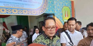 Pj Gubernur Jatim Adhy Minta Kegiatan Bongkar Muat Pupuk di Pelabuhan DABN Untuk Sementara Dihentikan Pj Gubernur Jatim Adhy Minta Kegiatan Bongkar Muat Pupuk di Pelabuhan DABN Untuk Sementara Dihentikan