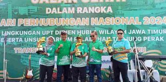 Penyerahan Tiga Piala Bergilir Pekan Olahraga Tutup Harhubnas 2024 Korwil Jatim Penyerahan Tiga Piala Bergilir Pekan Olahraga Tutup Harhubnas 2024 Korwil Jatim