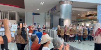 Sambut Ratusan Turis Pelindo Perkenalkan Budaya Nusantara Sambut Ratusan Turis Pelindo Perkenalkan Budaya Nusantara