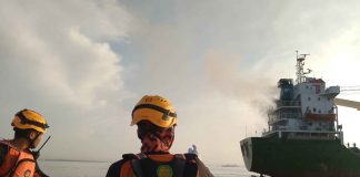 SAR Gabungan Padamkan KM Dewi Bulan 89 Yang Terbakar di Perairan Gresik SAR Gabungan Padamkan KM Dewi Bulan 89 Yang Terbakar di Perairan Gresik