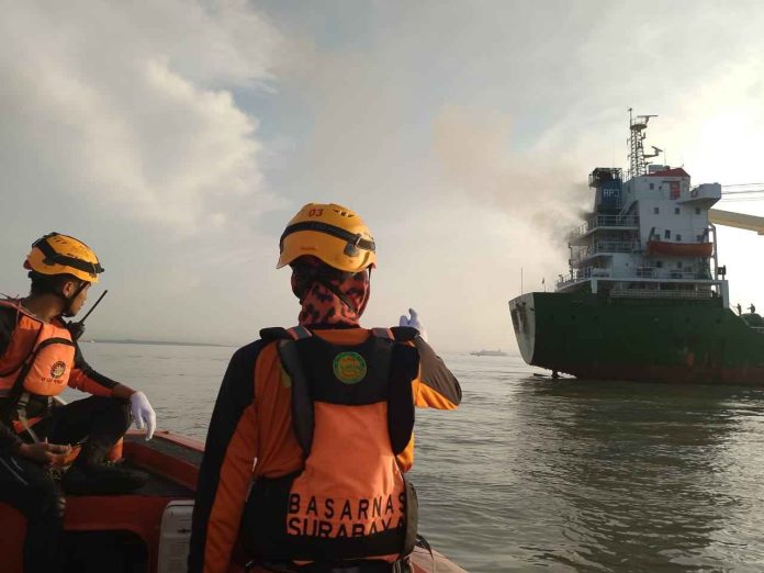 SAR Gabungan Padamkan KM Dewi Bulan 89 Yang Terbakar di Perairan Gresik