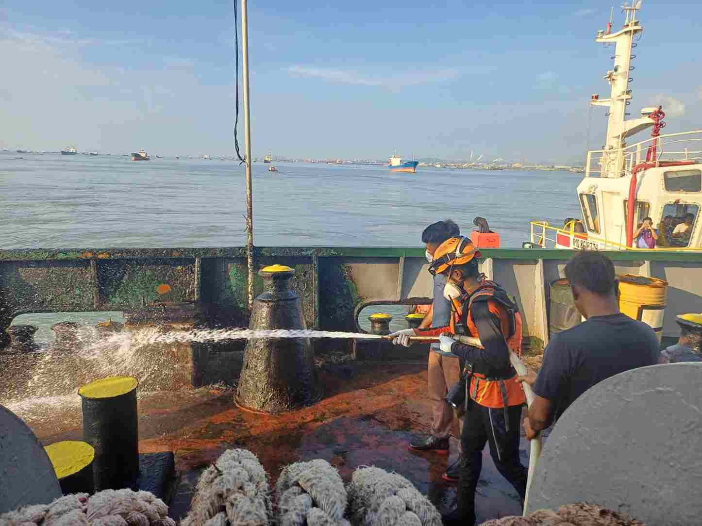 SAR Gabungan Padamkan KM Dewi Bulan 89 Yang Terbakar di Perairan Gresik