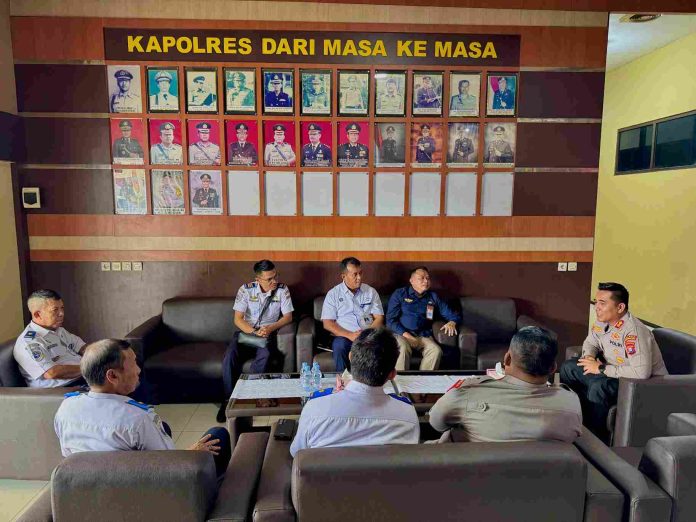Perkuat Sinergi Kepala KSOP Sampit Lakukan Kunker Ke Sejumlah Instansi Perkuat Sinergi Kepala KSOP Sampit Lakukan Kunker Ke Sejumlah Instansi