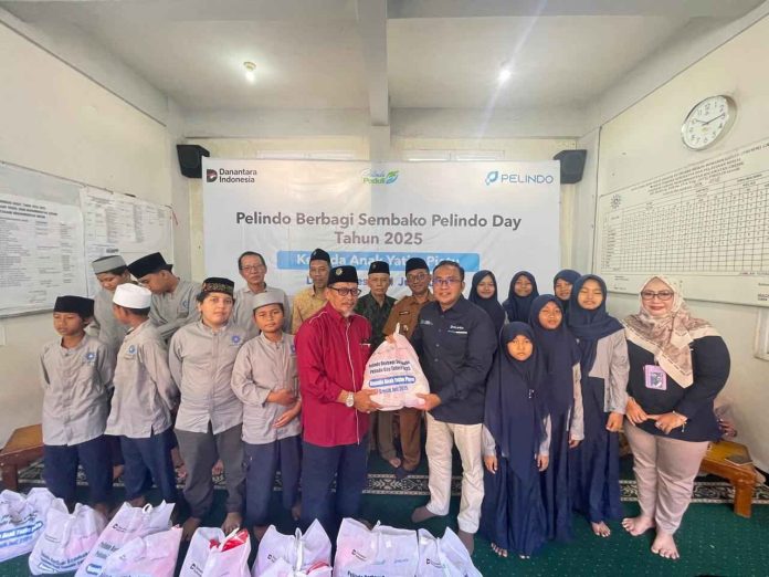 Peringati HUT Pelindo ke-4 200 Paket Sembako Buat Yayasan Yatim Piatu Gresik Peringati HUT Pelindo ke-4 200 Paket Sembako Buat Yayasan Yatim Piatu Gresik