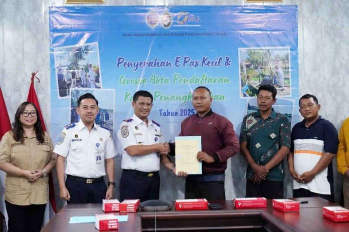 Saat Ini KSOP Gresik Telah Rampung Serahkan 2.340 E-Pas Kecil Saat Ini KSOP Gresik Telah Rampung Serahkan 2.340 E-Pas Kecil