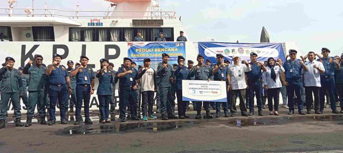 UPT Hubla Jatim Melalui KSOP Tanjung Perak Kirim Perdana Bantuan 9 Ton ke Aceh