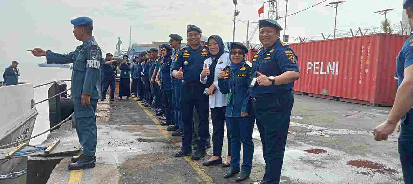 UPT Hubla Jatim Melalui KSOP Tanjung Perak Kirim Perdana Bantuan 9 Ton ke Aceh