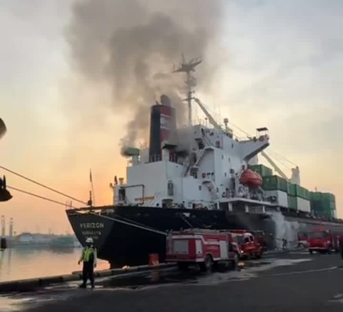 KM Verizon Milik PT SPIL Terbakar di Berlian Tanjung Perak Jelang Akhir Tahun 2025 KM Verizon Milik PT SPIL Terbakar di Berlian Tanjung Perak Jelang Akhir Tahun 2025