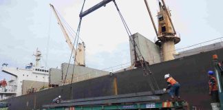 Perdana 40 Ribu Metrik Ton Steel Slabs Asal Oman Bongkar di Janirah Tanjung Perak Perdana 40 Ribu Ton Steel Slabs Asal Oman Bongkar di Janirah Tanjung Perak