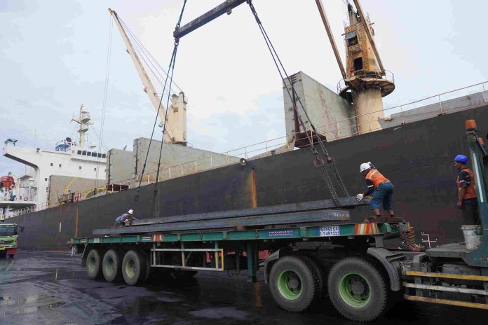 Perdana 40 Ribu Ton Steel Slabs Asal Oman Bongkar di Janirah Tanjung Perak