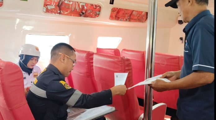 Pastikan Kelaiklautan KSOP Lakukan Ramp Check Kapal Penumpang di Pelabuhan Probolinggo Pastikan Kelaiklautan KSOP Lakukan Ramp Check Kapal Penumpang di Pelabuhan Probolinggo