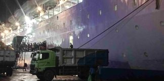 Takut Tiket Kereta Hangus Pelni Bantu Mobilisasi 16 Penumpang KM. Nggapulu pakai Boat Takut Tiket Kereta Hangus Pelni Bantu Mobilisasi 16 Penumpang KM. Nggapulu pakai Boat