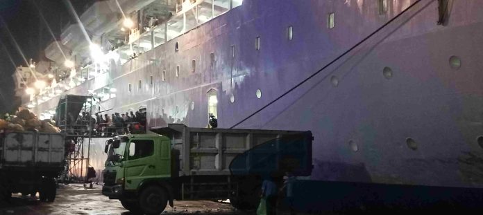 Takut Tiket Kereta Hangus Pelni Bantu Mobilisasi 16 Penumpang KM. Nggapulu pakai Boat