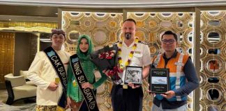 MV Vista Sandar Perdana di Tanjung Perak Bawa Ribuan Wisman Kenalkan Surabaya MV Vista Sandar Perdana di Tanjung Perak Bawa Ribuan Wisman Kenalkan Surabaya