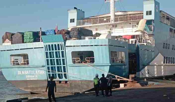 Diduga Salah Tata Muatan Truk Sarat Muatan Patah As di Atas Rump Door Kapal PT DLN KM Batu Layar Diduga Salah Tata Muatan Truk Sarat Muatan Patah As di Atas Rump Door Kapal PT DLN KM Batu Layar