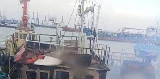 Kapal Mati Terbakar di Area SPOB Kamal Barat Madura Kapal Mati Terbakar di Area SPOB Kamal Barat Madura