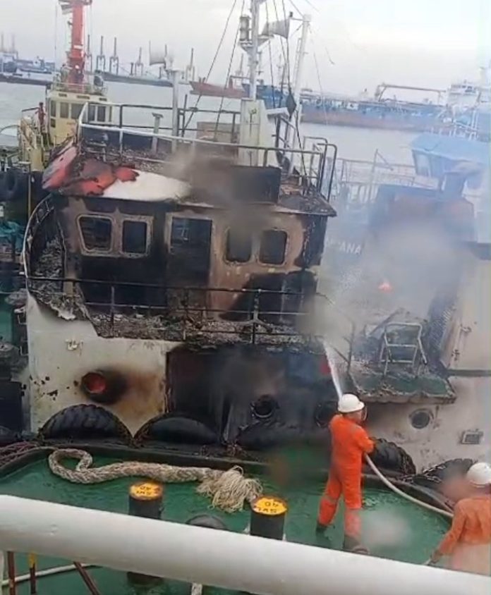 Kapal Mati Terbakar di Area SPOB Kamal Barat Madura Kapal Mati Terbakar di Area SPOB Kamal Barat Madura