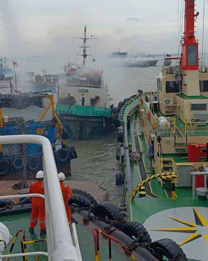 Kapal Mati Terbakar di Area SPOB Kamal Barat Madura