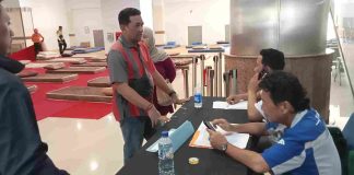 Evakuasi Terbakarnya KMP Mutiara Sentosa Dua Resmi Ditutup Koki Kapal Dan Dua Penumpang Masih Hilang Anton kekuarga korban terbakarnya KMP Mutiara Sentosa 2 Manan (45) Kokikatering di kapal saat menunjukkan wajah korban yang menggunakan life jaket.
