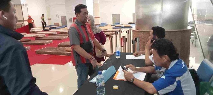 1001570804_11zon Anton kekuarga korban terbakarnya KMP Mutiara Sentosa 2 Manan (45) Kokikatering di kapal saat menunjukkan wajah korban yang menggunakan life jaket.