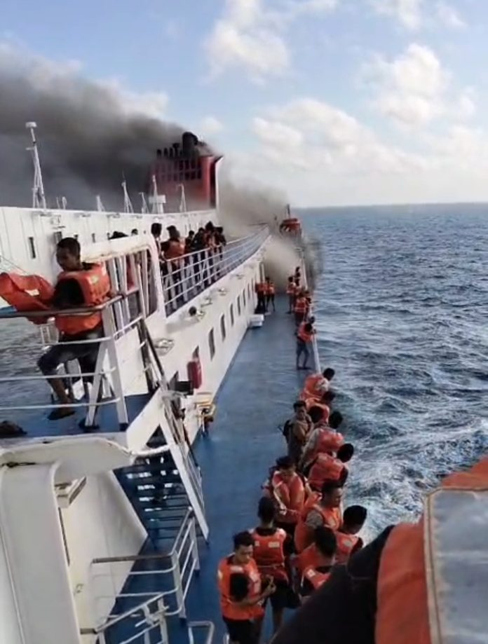KMP Mutiara Sentosa 2 Terbakar di Perairan Madura Dalam Pelayaran Surabaya - Makassar KMP Mutiara Sentosa 2 Terbakar di Perairan Madura Dalam Pelayaran Surabaya - Makassar